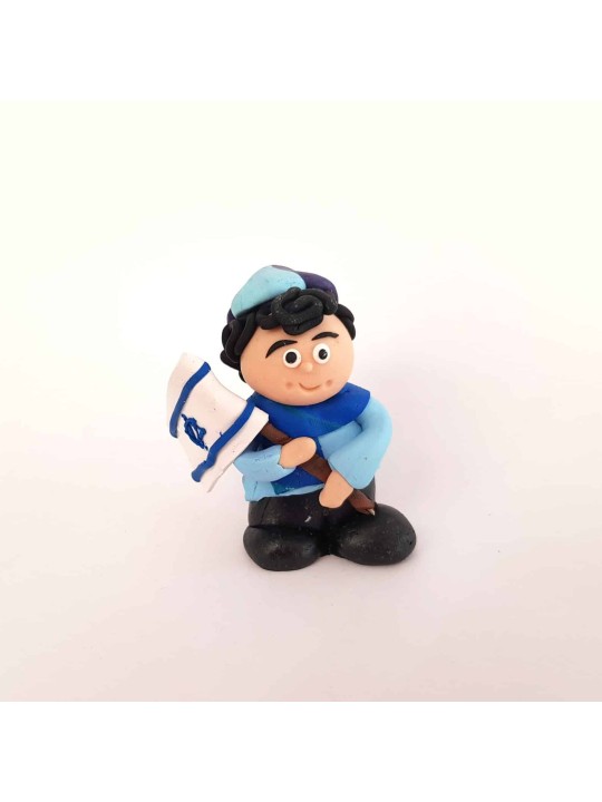 פולימר קליי ילד צעיר עם דגל ישראל, מתנות ט"ו באב, ישראלי